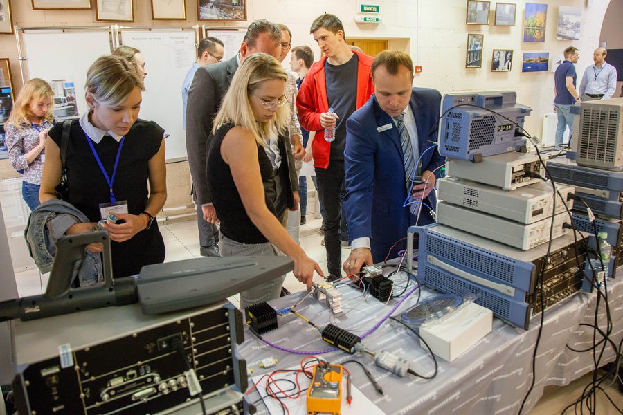 Компания Rohde & Schwarz продемонстрировала контрольно-измерительное оборудование на конференции «Электроника и микроэлектроника СВЧ» в «ЛЭТИ»