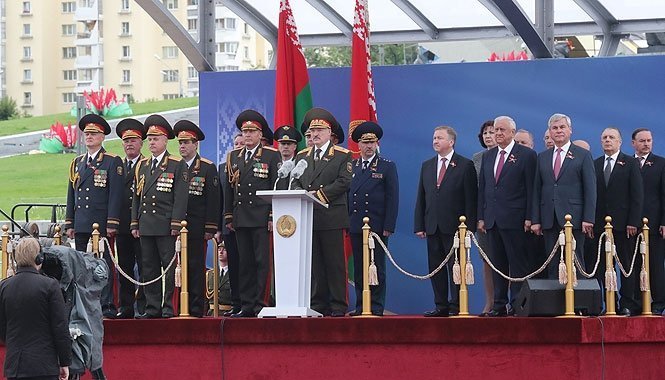 Лукашенко на параде в Минске рассказал о "братской России" и сотрудничестве с Китаем