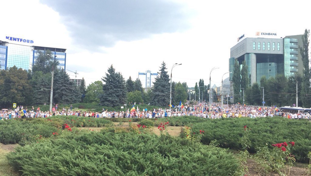 В Молдове проходит многотысячный антиправительственный протест (фото, видео)