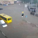 Во Львове из подтопленных машин эвакуировали 130 человек (фото, видео)